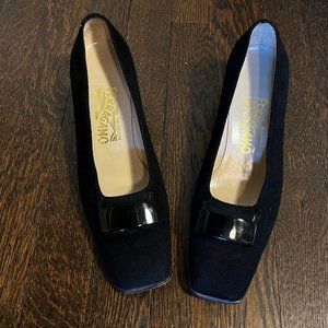 Vintage Salvatore Ferragamo black suede shoe w/ block heel and square toe size 8